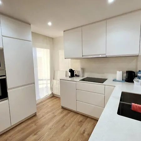Luxurious 3-bedroom With Pool Near Apartment